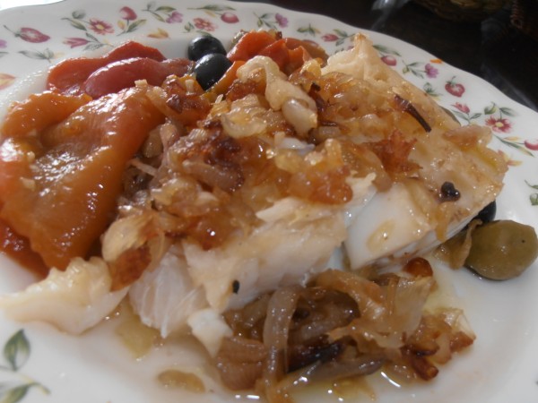 BACALAO A LA PLANCHA CON CEBOLLA CONFITADA 