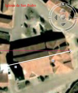 Orientaci�n de la iglesia parroquial. La flecha blanca apunta hacia el este-noreste. Se dev�a del Este unos 13� aproximadamente.